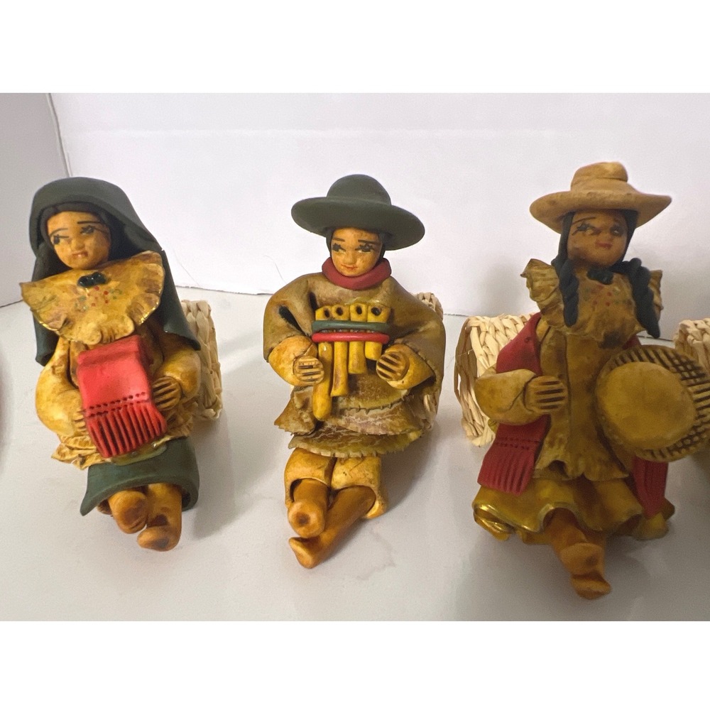 Vintage Folk Art Napkin Rings Set of 12 Hand Painted Andean Woven Straw Backs - Picture 10 of 11